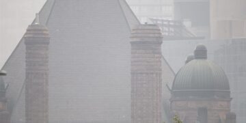 El humo de los incendios canadienses obliga a los habitantes de Toronto a quedarse en casa