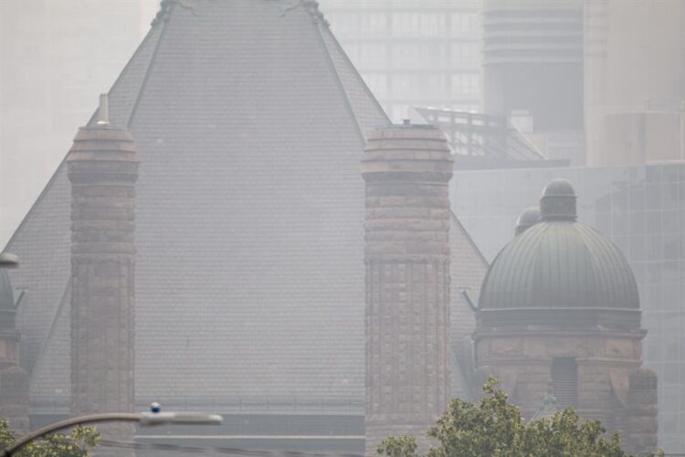 El humo de los incendios canadienses obliga a los habitantes de Toronto a quedarse en casa