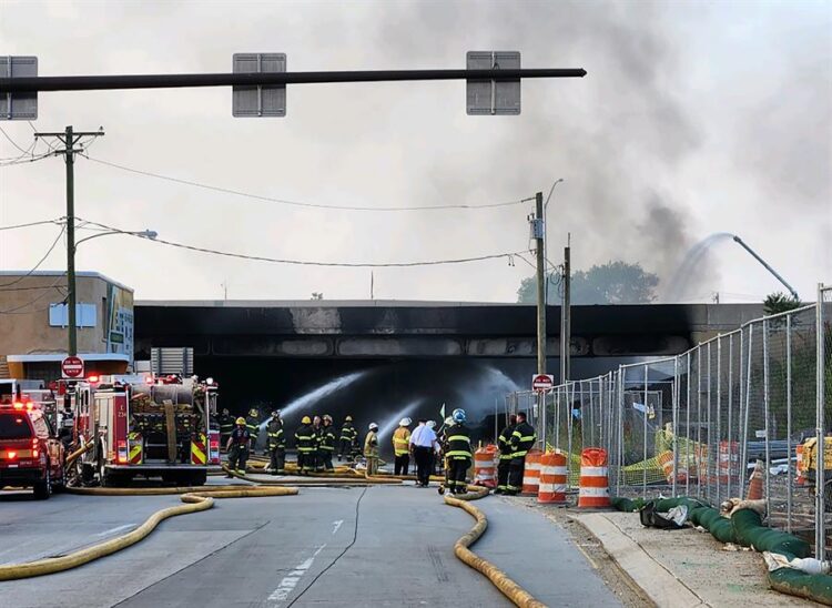 Colapsa un tramo elevado de la I-95 en Filadelfia por un vehículo en llamas