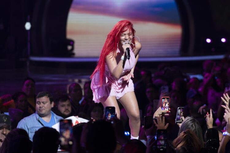 Karol G vuelve a dominar los Premios Tu Música Urbano con seis galardones