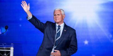 Pence arranca su campaña para las primarias republicanas con una afrenta directa a Trump