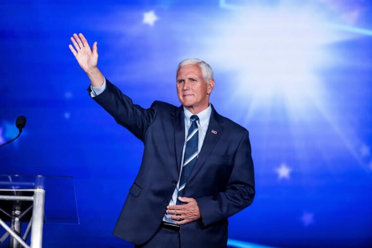 Pence arranca su campaña para las primarias republicanas con una afrenta directa a Trump