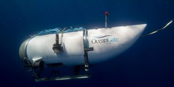 Un buque, drones acuáticos y aviones buscan el submarino turístico que iba al Titanic