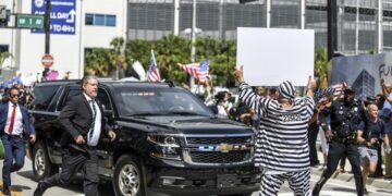 Hombre detenido por cruzarse en camino de Trump con cartel de “Enciérrenlo”: valió la pena