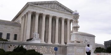 El gobierno de Biden está dispuesto a llegar al Supremo para defender restricción al asilo