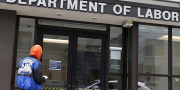 La creación de empleo se ralentiza en Estados Unidos aunque la tasa de paro vuelve a bajar