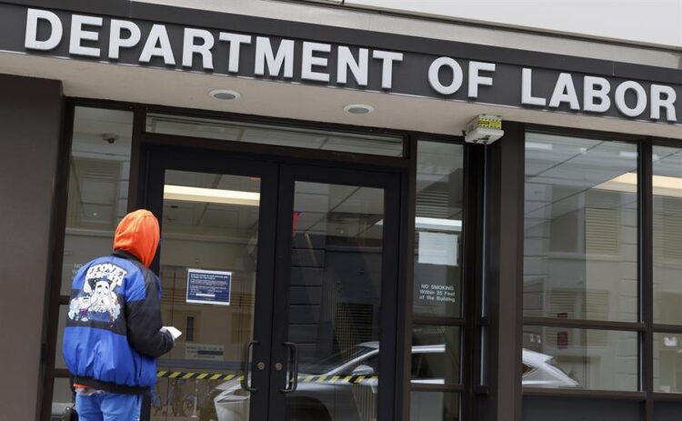 La creación de empleo se ralentiza en Estados Unidos aunque la tasa de paro vuelve a bajar