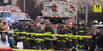 Seis heridos en un aparatoso accidente al derrumbarse una grúa en el centro de Nueva York
