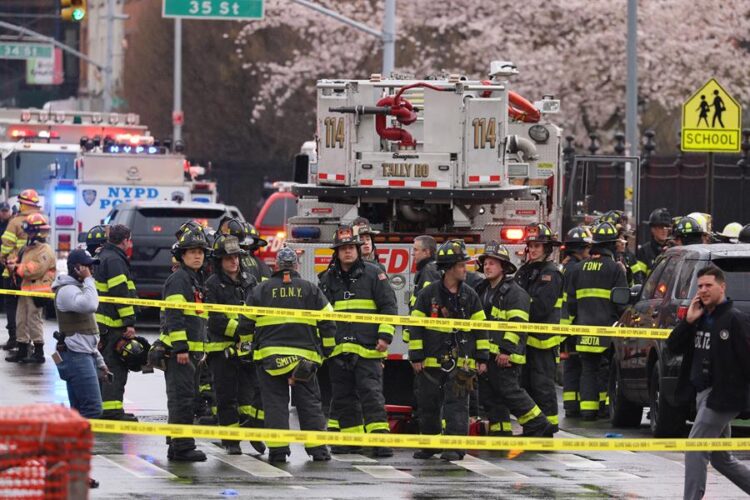Seis heridos en un aparatoso accidente al derrumbarse una grúa en el centro de Nueva York