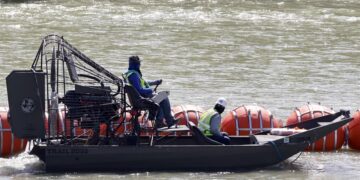 Texas inicia instalación de barrera de boyas en el río Grande para evitar cruces