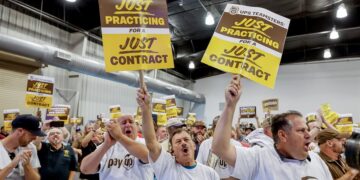 UPS llega a un principio de acuerdo con sus trabajadores para evitar una huelga en Estados Unidos