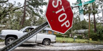 Carreteras y calles inundadas, cortes de energía: Florida brega con las secuelas de Idalia