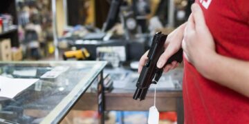 Un 20 % de los hispanos en Estados Unidos poseen un arma de fuego, revela estudio