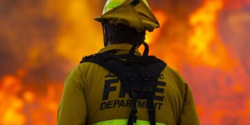 Miles de personas son evacuadas de Maui por los incendios que están devastando la isla