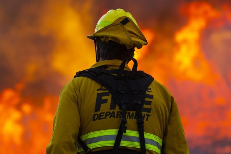 Miles de personas son evacuadas de Maui por los incendios que están devastando la isla