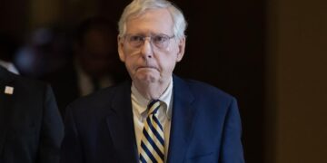 Mitch McConnell, líder republicano en el Senado de Estados Unidos, vuelve a quedarse paralizado