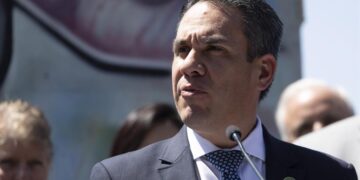 Congresista Pete Aguilar denuncia la dificultad de los latinos para adquirir vivienda