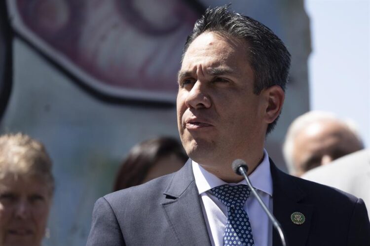 Congresista Pete Aguilar denuncia la dificultad de los latinos para adquirir vivienda