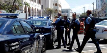 Asesinan a tiros a un policía y hieren a otros dos frente a panadería en Puerto Rico