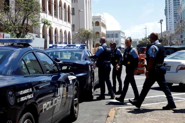 Asesinan a tiros a un policía y hieren a otros dos frente a panadería en Puerto Rico