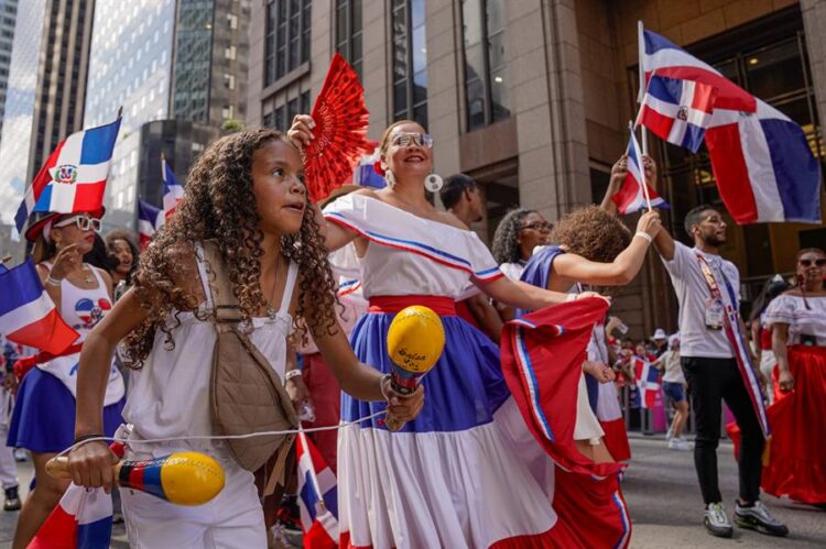 El presidente Abinader se da un baño de multitudes en el Desfile Dominicano de Nueva York