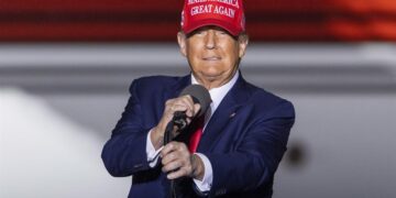Los republicanos inician los debates con Donald Trump como el gran ausente y protagonista