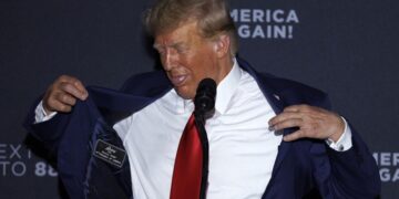 Trump fanfarronea por sus buenos resultados en los sondeos pese a estar imputado