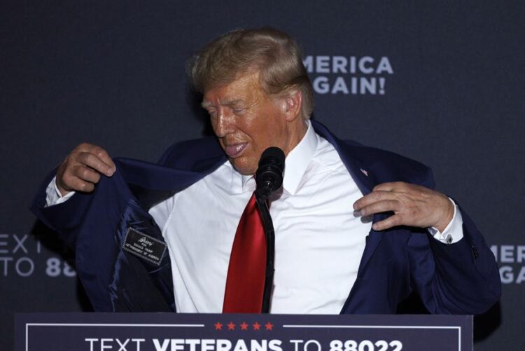 Trump fanfarronea por sus buenos resultados en los sondeos pese a estar imputado