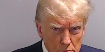 Trump, desafiante y con el ceño fruncido en su primera foto policial