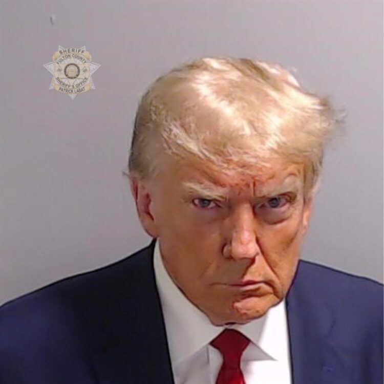 Trump, desafiante y con el ceño fruncido en su primera foto policial