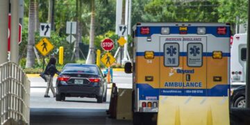 Dos muertos y cuatro hospitalizados por caída de helicóptero sobre un edificio en Florida