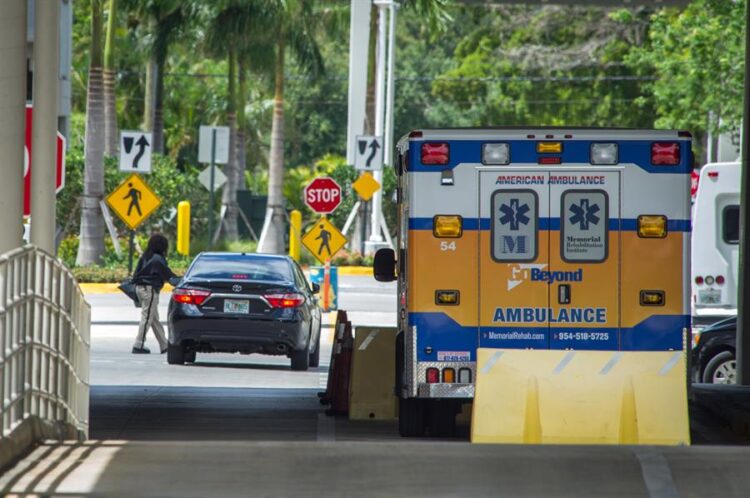 Dos muertos y cuatro hospitalizados por caída de helicóptero sobre un edificio en Florida