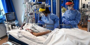 Aumentan hospitalizaciones y muertes por covid-19 en Estados Unidos hacia el final del verano