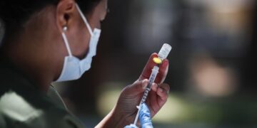 Las nuevas vacunas de la covid, recomendadas en EE.UU. para todos los mayores de 6 meses