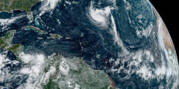 El huracán Nigel se fortalecerá en medio del Atlántico sin amenazas a tierra