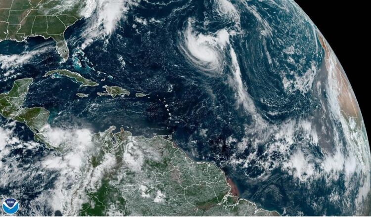 El huracán Nigel se fortalecerá en medio del Atlántico sin amenazas a tierra
