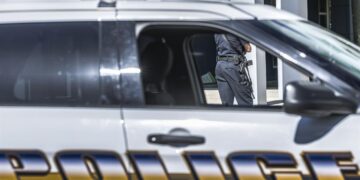 Menor de 14 años mata a su madre y hiere de gravedad al novio en Tampa, Florida.