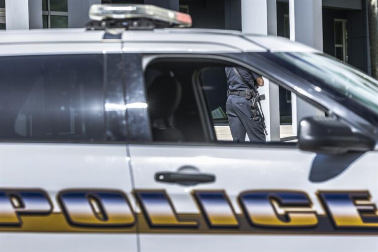 Menor de 14 años mata a su madre y hiere de gravedad al novio en Tampa, Florida.