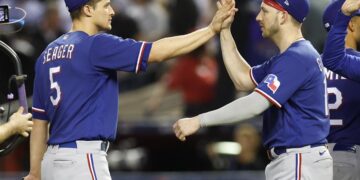 Corey Seager pega jonrón y Rangers se va delante en la Serie Mundial