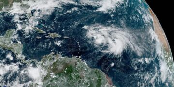 Tormenta Philippe amenaza con fuertes lluvias a Sotavento, mientras Rina se debilita