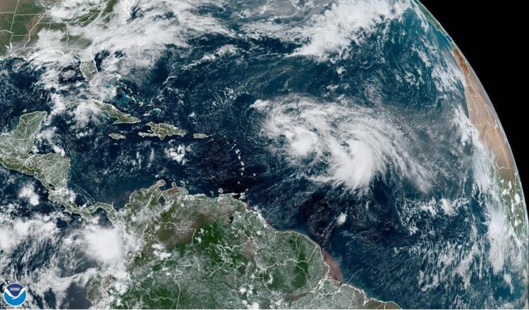 Tormenta Philippe amenaza con fuertes lluvias a Sotavento, mientras Rina se debilita