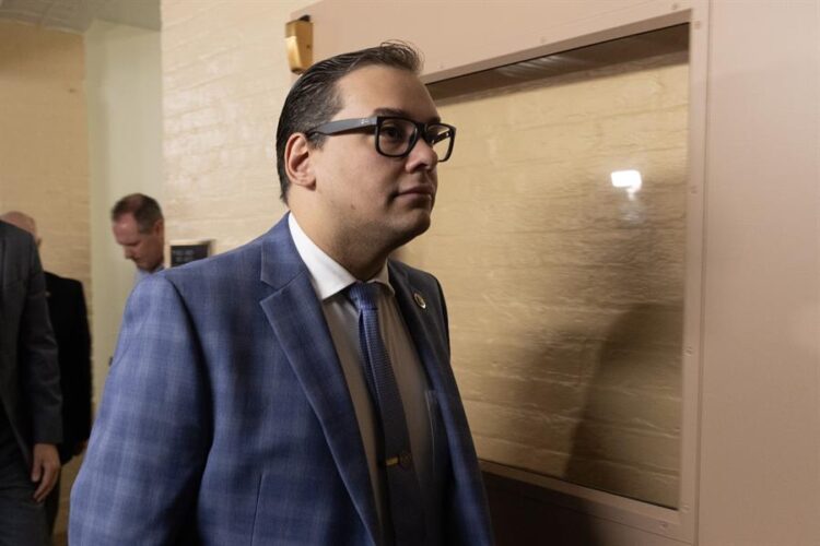 La Cámara Baja decide no expulsar al republicano imputado George Santos