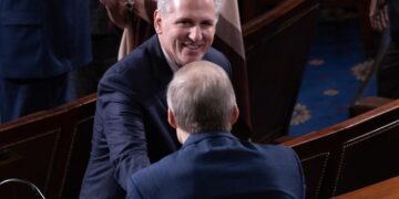 El codazo del exlíder republicano a un compañero que le purgó agita el Congreso de Estados Unidos