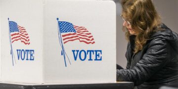 Más de 23 millones de inmigrantes en Estados Unidos tienen derecho al voto, indica estudio
