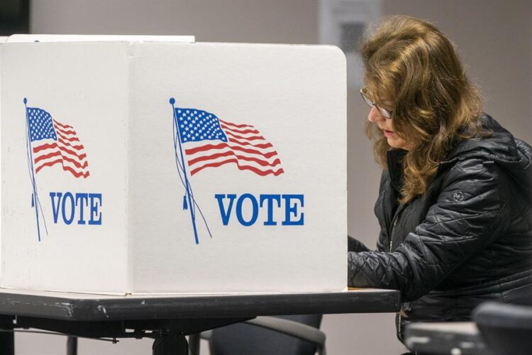 Más de 23 millones de inmigrantes en Estados Unidos tienen derecho al voto, indica estudio