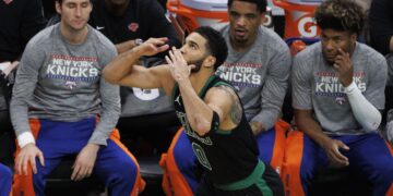 Tatum fulmina a los Knicks con 17 puntos en el último cuarto