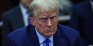 Trump realiza una “visita rápida y no anunciada” a un tribunal federal de Miami