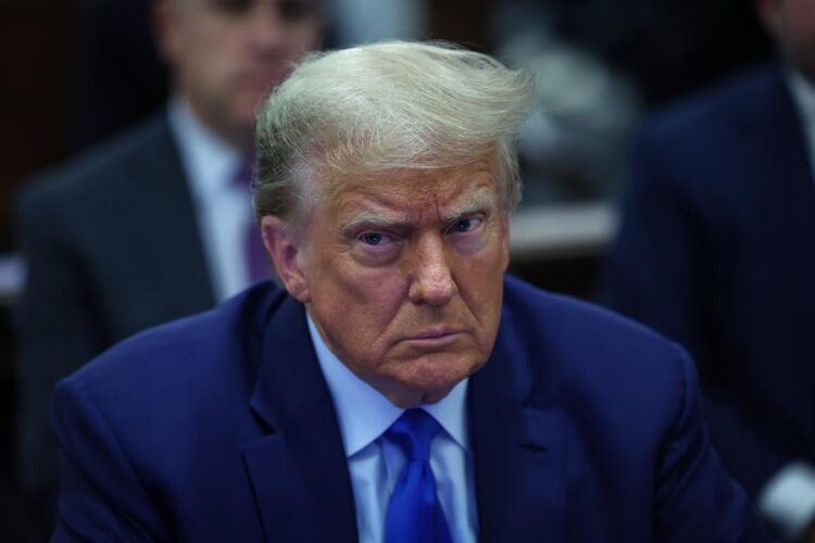 Trump realiza una “visita rápida y no anunciada” a un tribunal federal de Miami